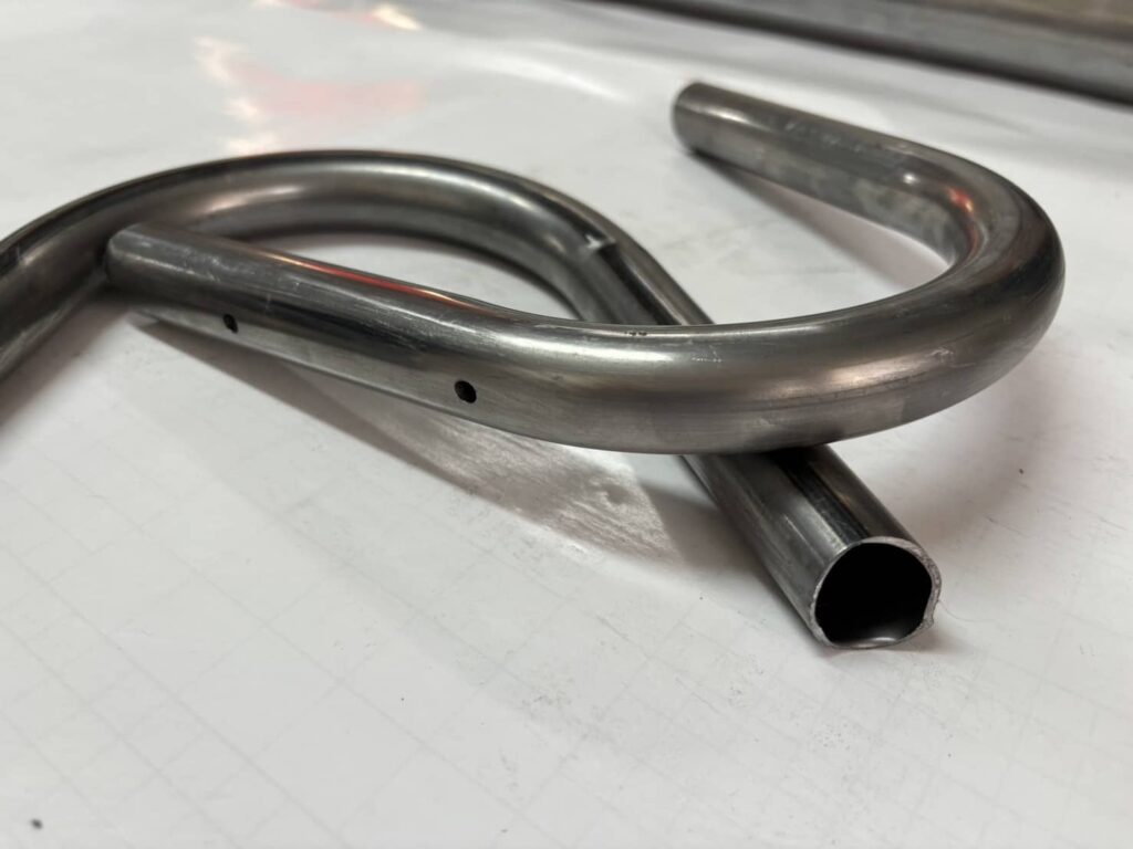 雙站式切弧+鑽孔專用機|U 型管端部斜角加工設備 3 HC8829F